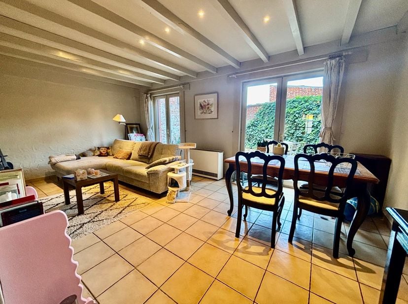 Dit aangename en lichtrijke gelijkvloers appartement is gelegen te Roeselare en beschikt over een praktische en comfortabele indeling. Bij het binnenk