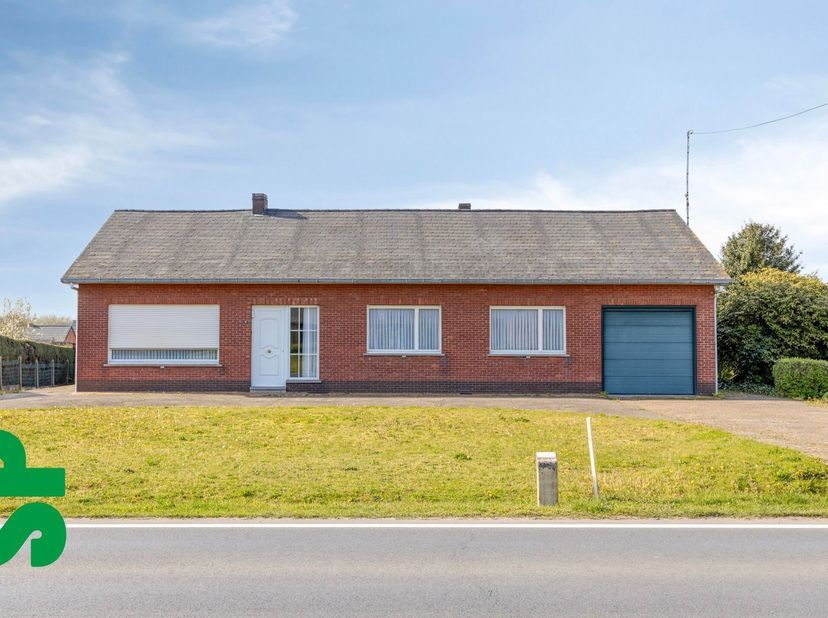 Te renoveren woning met ruime tuin op centrale ligging in Meerhout<br />
Op een uitstekende en centrale locatie in Meerhout bevindt zich deze te renov