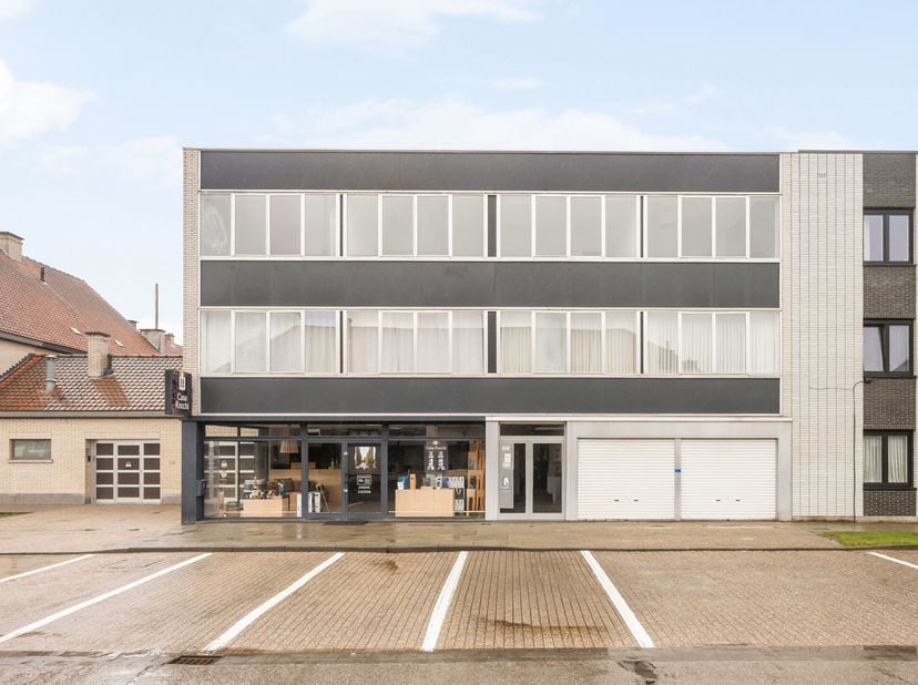 Topgelegen in centrum Oudenaarde: opbrengsteigendom bestaande uit 4 grote appartementen, grote dubbele garage, en een handelsgelijkvloers. Handelsgeli