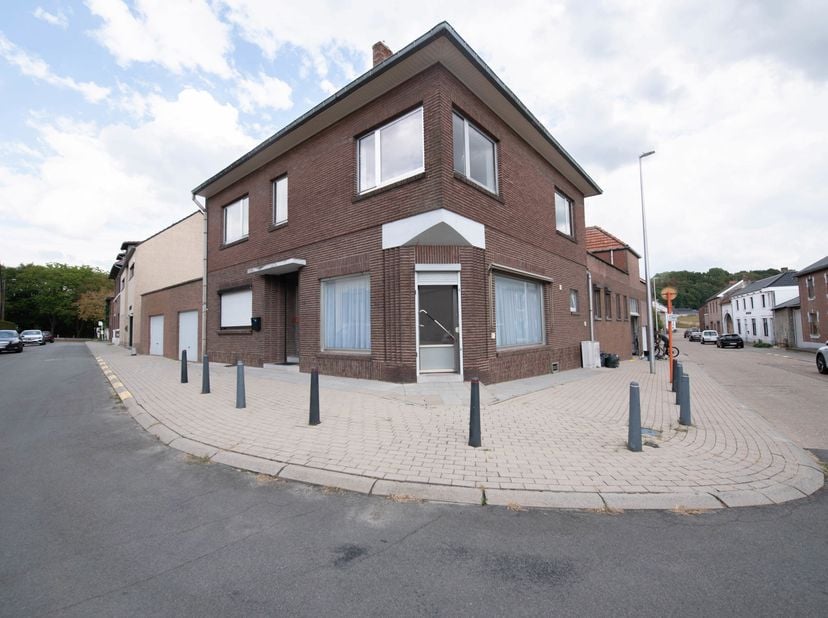 Deze praktische en gezellige studio bevindt zich op het gelijkvloers en is ideaal gelegen, vlakbij de grens met het levendige Maastricht. <br />
De in