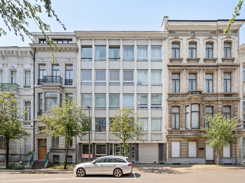 Charmant appartement op het Antwerpse Zuid <br />
Dit aangename appartement bevindt zich op de eerste verdieping en verwelkomt je via een veiligheidsd