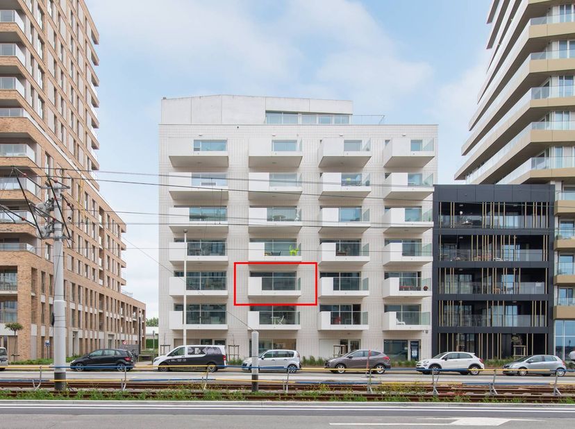 Appartement de 2 chambres magnifiquement fini avec une belle terrasse spacieuse situé au deuxième étage de la résidence « Osea ». Depuis la terrasse,