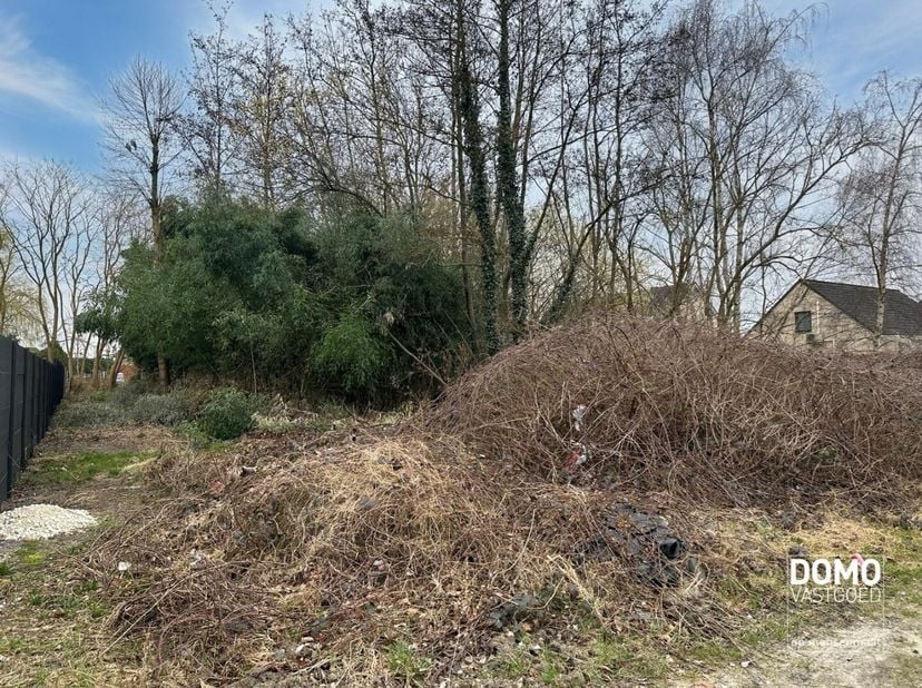 Droomt u van een nieuwbouwwoning op een gunstige locatie, vlakbij alle voorzieningen? Dan is deze bouwgrond in Leopoldsburg iets voor u!<br />
Geniet
