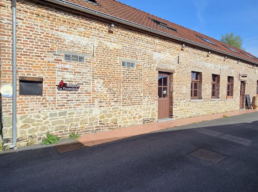 Prix: Offre à partir de 325.000 euros, frais d'agence non inclus et à charge de l'acquéreur.<br />
Dans le centre du village de Sirault, ce superbe bâ