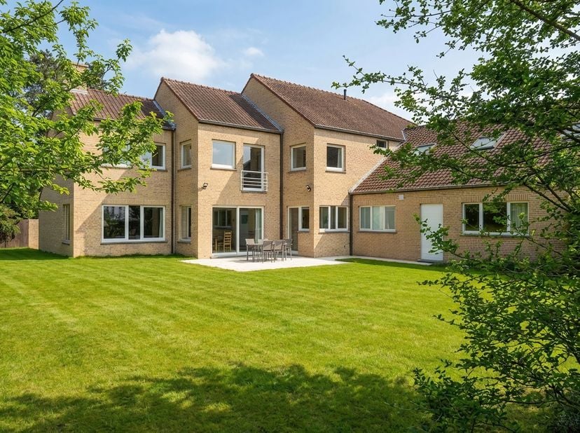 Ontdek deze ruime hedendaagse woning gelegen in La Coquinie, met royale volumes en een ruimte voor een vrij beroep.<br />
<br />
Gebouwd in 2001, werd