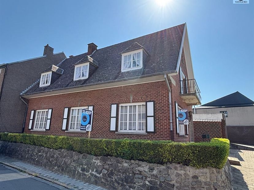 MAISON SOLIDE ET DE CARACTÈRE AVEC 3 CHAMBRES ET UN GARAGE<br />
Prix demandé : 239 000 euros<br />
Cette maison à rénover est située à deux pas du ce