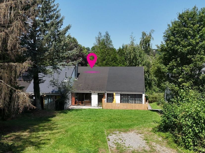 Situé au cœur du Domaine des Gaux à Hastière, ce bungalow de ± 52 m², à rénover, offre un beau potentiel dans un environnement calme et verdoyant.<br