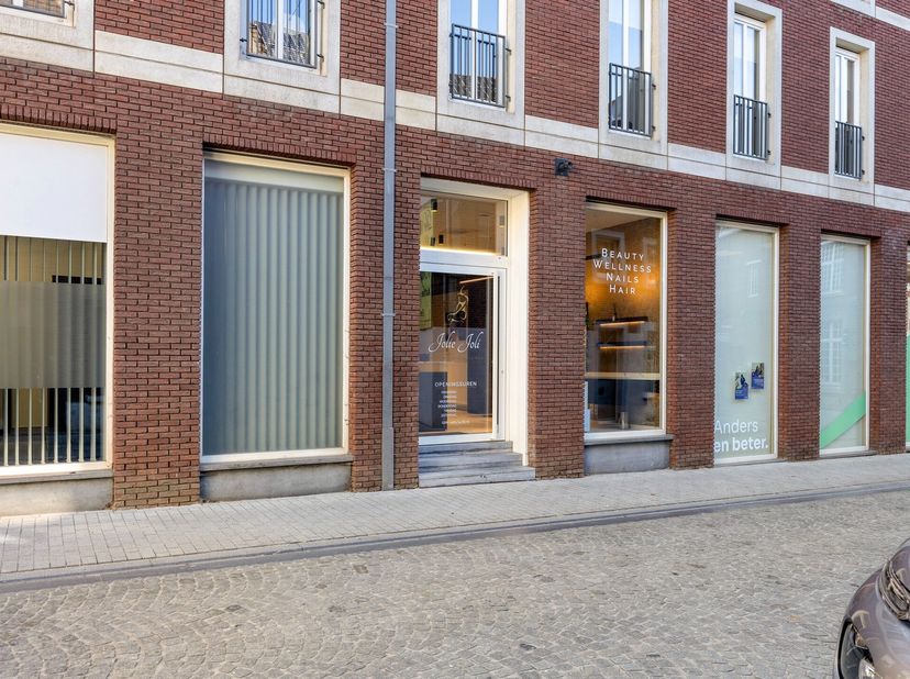Aan de Clockemstraat 15 in Sint-Truiden bieden wij dit instapklaar handelsgelijkvloers te koop aan, gelegen in de knappe Residentie Clockhempoort. Met