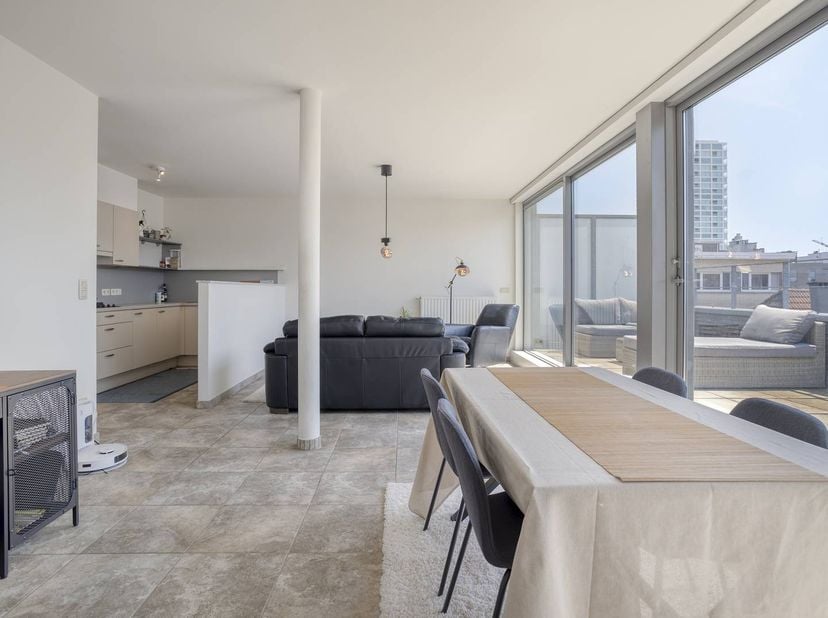 Appartement lumineux à vendre situé au quatrième étage. L'appartement bénéficie d'un emplacement privilégié sur le Sint-Jacobsmarkt, dans le cœur anim
