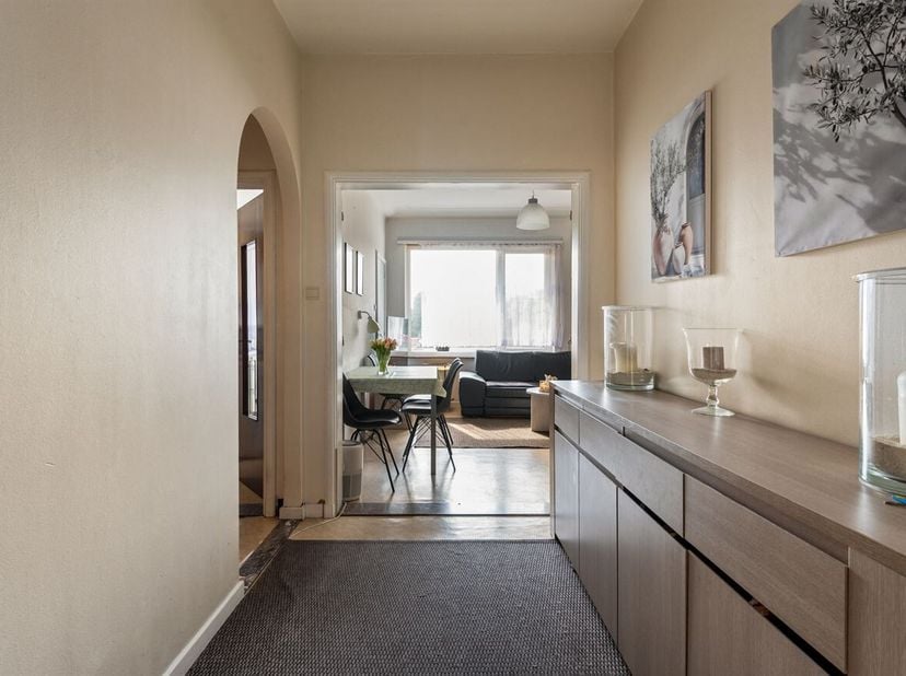 Ligging: Dit charmant appartement is zeer gunstig en centraal gelegen nabij de Bredabaan en het Kroonplein. Op wandelafstand van verschillende scholen