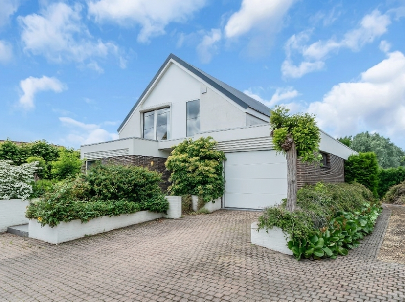 Op zoek naar ruimte, rust en een prachtig groen uitzicht? Dan is deze uitstekend onderhouden woning aan de Korpse straat 59 in Donk (Herk-de-Stad) abs