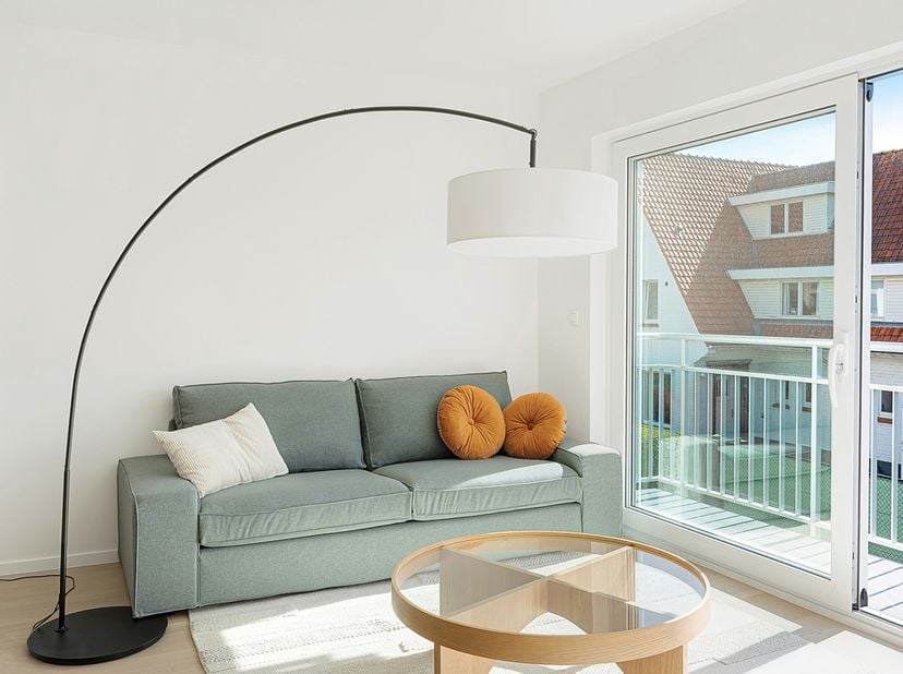 Appartement entièrement rénové (2 chambres) avec vue dégagée sur la verdure, idéalement situé à proximité de la plage de Duinbergen.<br />
Composition