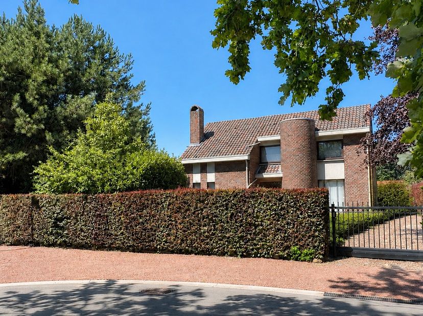 Royale gezinswoning met 4 slaapkamers op toplocatie, inclusief naastliggend perceel grond.<br />
<br />
In een rustige, bosrijke woonomgeving, op wand