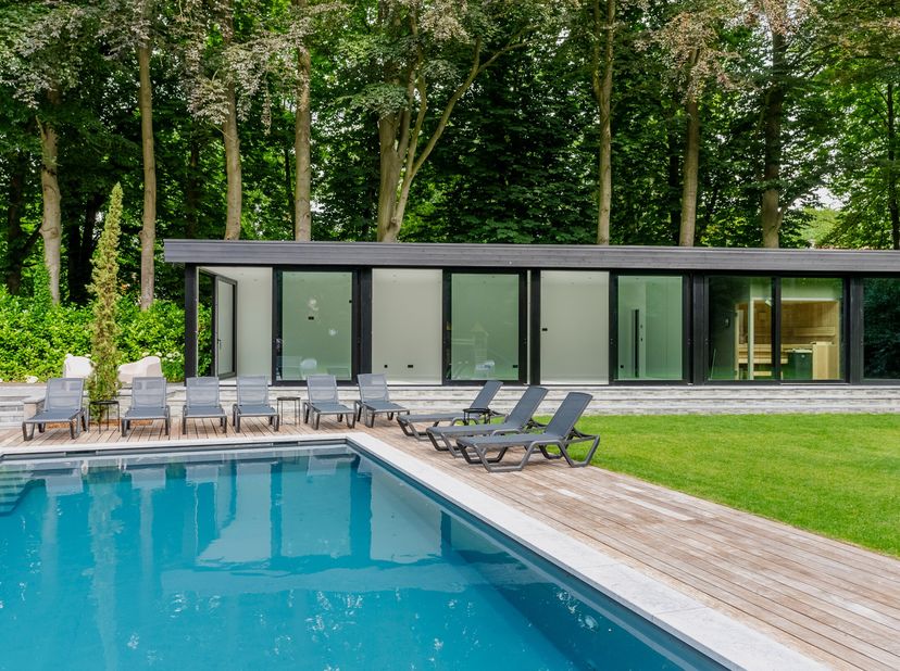In het exclusieve Schotenhof bevindt zich deze statige, luxueus gerenoveerde villa op een prachtig perceel van ca. 4.162 m². De eigendom combineert de