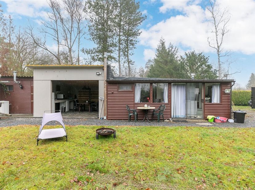 Chalet et caravane statique sur deux parcelles totalisant 26a38ca avec étang à Ramsel (Herselt).<br />
https://www.herselt.be/permanente-bewoning-week