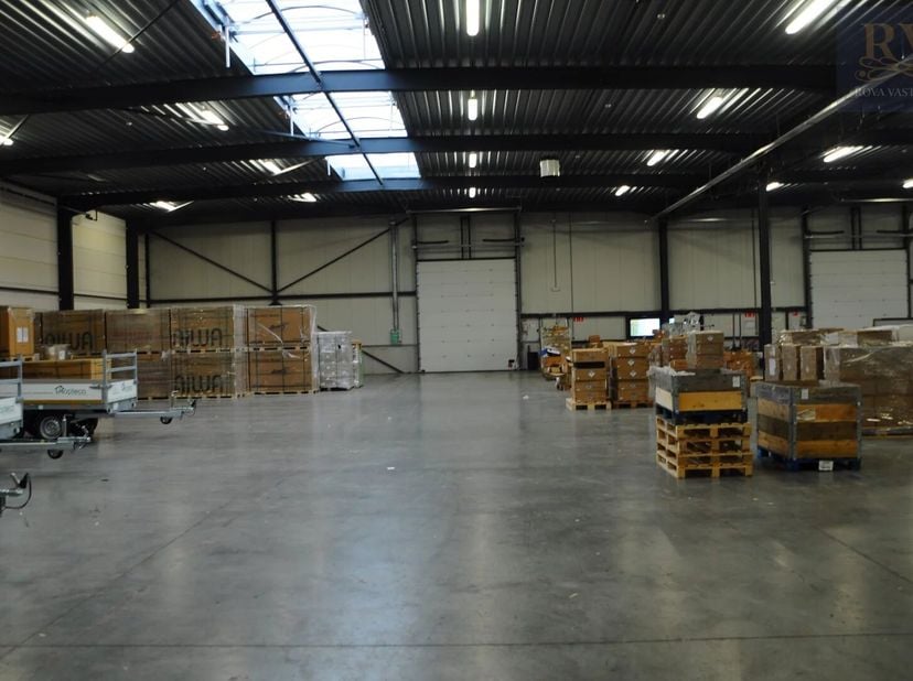 OPSLAGLOODS VAN +-407 M ² OP EEN CENTRALE LOCATIE IN ZONHOVEN<br />
Deze recent gebouwde opslagplaats vindt u terug op het industrieterrein aan de Sen