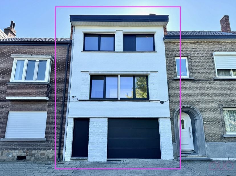 In de Hovenierstraat bevindt zich deze prachtige woning die van kop tot teen een totale renovatie heeft ondergaan. Een unieke kans voor wie op zoek is