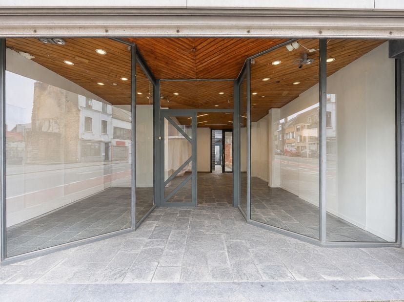 Ruime op te frissen woning met handelsgelijkvloers op commerciële topligging. Gelegen langs de Torhoutsesteenweg te Oostende met uitstekende visibilit
