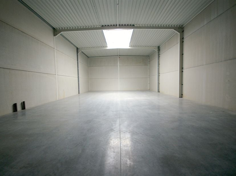 Benaderende AFMETINGEN:&amp;nbsp;<br />
15m x 17m + 2&amp;nbsp;parkeerplaatsen voor de deur.<br />
<br />
AFWERKING:<br />
Metalen constructie met volledige o