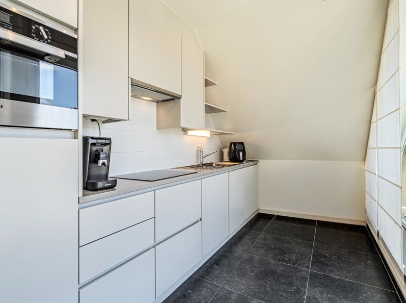 Zongerichte penthouse met 3 slaapkamers in het centrum van Nieuwpoort. Dit recente appartement uit 2015 combineert een moderne afwerking met een centr