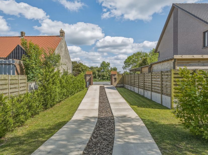In een rustige omgeving in Bredene, nabij de Sluizenstraat en het begin van de Noord-Edestraat, bevindt zich deze alleenstaande woning op een ruim per