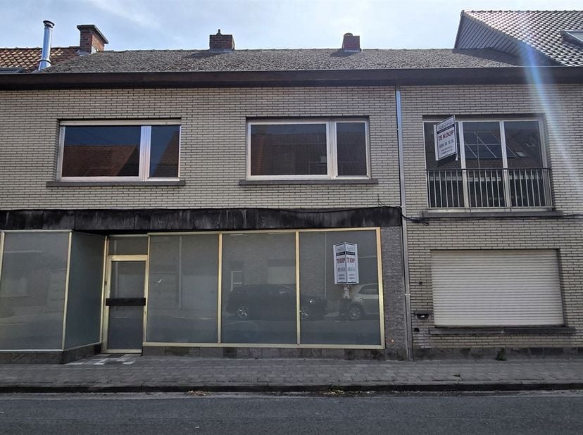 Te renoveren handelshuis met uitweg.<br />
Gelegen op een boogscheut van het centrum van Deerlijk en met een vlotte verbinding naar de autostrade.<br