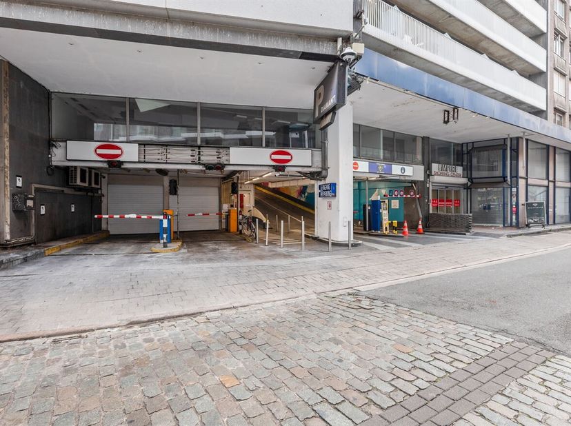 Situation : Les places de parking sont situées au coeur du quartier des diamantaires d'Anvers, au 33A de l'Appelmansstraat, à quelques minutes à pied