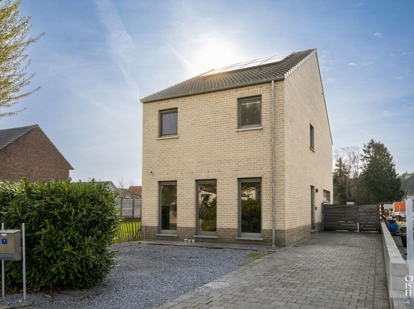 De woning verwelkomt u met een ruime en lichtrijke woonkamer, afgewerkt met een stijlvolle B-hard parketvloer. De open keuken sluit hier naadloos op a