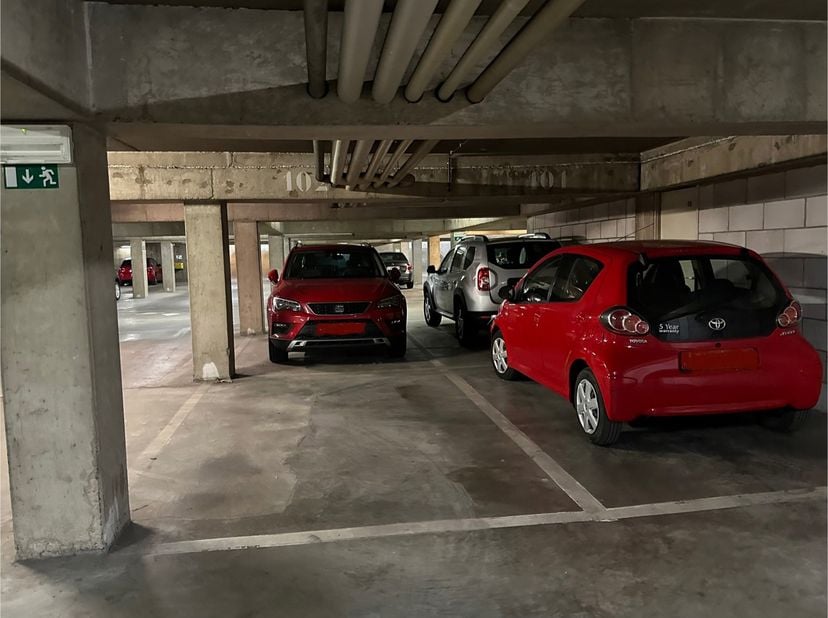 Overdekte parkeerplaats te huur – Gebouw La Sauvenière<br />
Geen extra kosten.<br />
Onmiddellijk beschikbaar.<br />
Aankoop mogelijk.<br />
Contact: