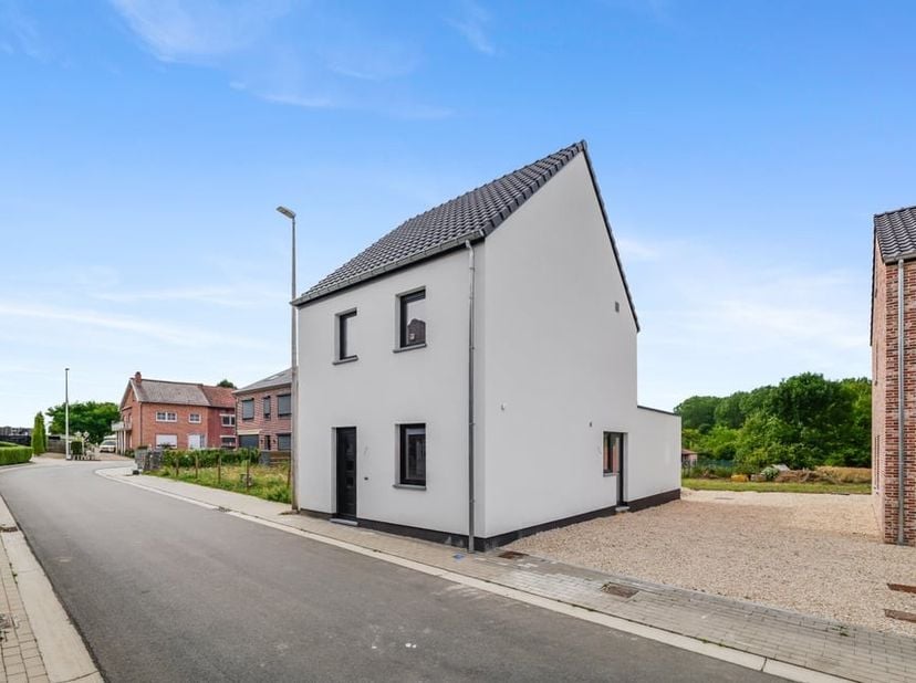 In het idyllische Heks, een rustige en landelijke deelgemeente van Heers, bevindt zich deze stijlvolle nieuwbouwwoning waar hedendaags wooncomfort en