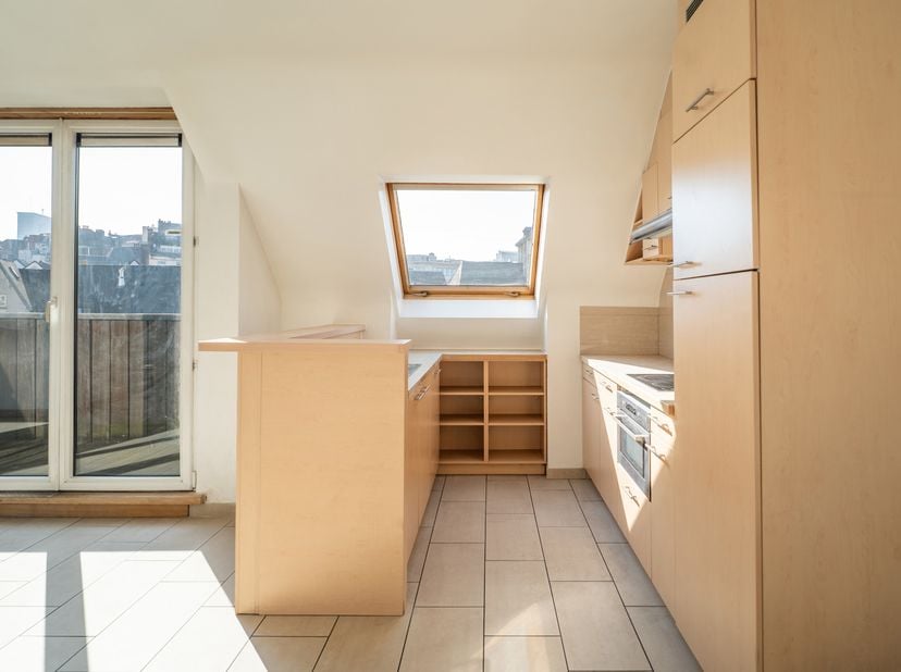 Situé à proximité immédiate du Sablon, ce Penthouse est situé au cinquième étage et à une superficie de +/_ 74 m² et bénéficie d'une petite terrasse o