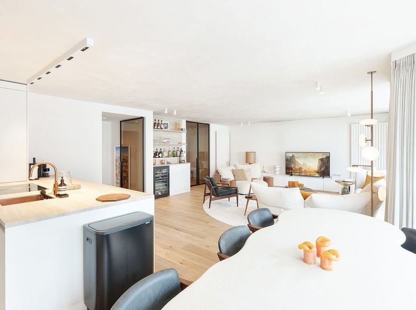 Magnifique appartement rénové avec trois belles chambres et une façade de 9,75 m, situé dans la Jozef Nellenslaan. Cet appartement se trouve à proximi