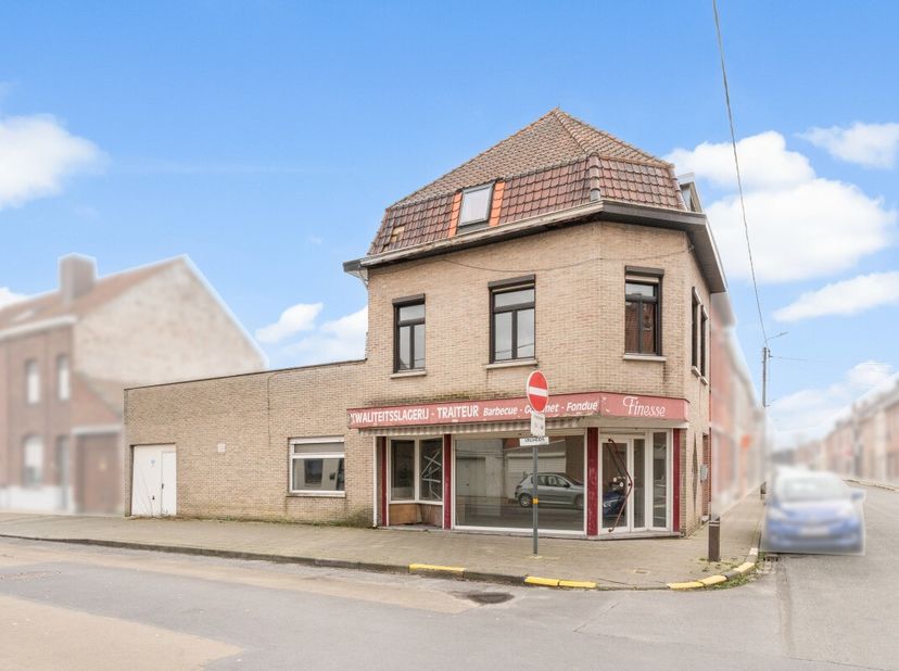 [[ DIT PAND NEEMT DEEL AAN DE ERA OPEN HUIZEN DAG OP 13/6 VAN 17:30 TOT 18:30 ]] Te koop: te renoveren halfopen woning in het centrum van Harelbeke, g