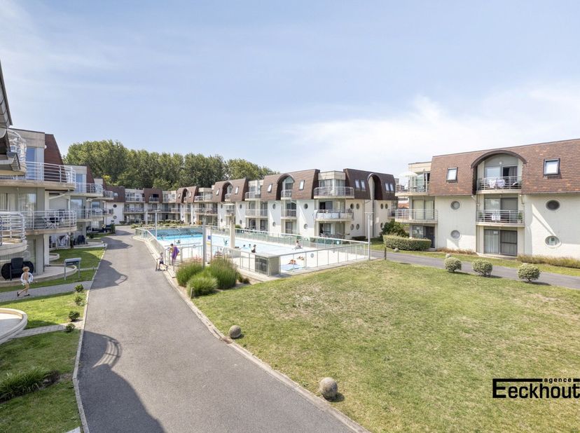 Gemeubeld appartement met terras gelegen op de eerste verdieping in een residentieel domein genaamd 'Blutsyde' met gemeenschappelijk verwarmd zwembad,