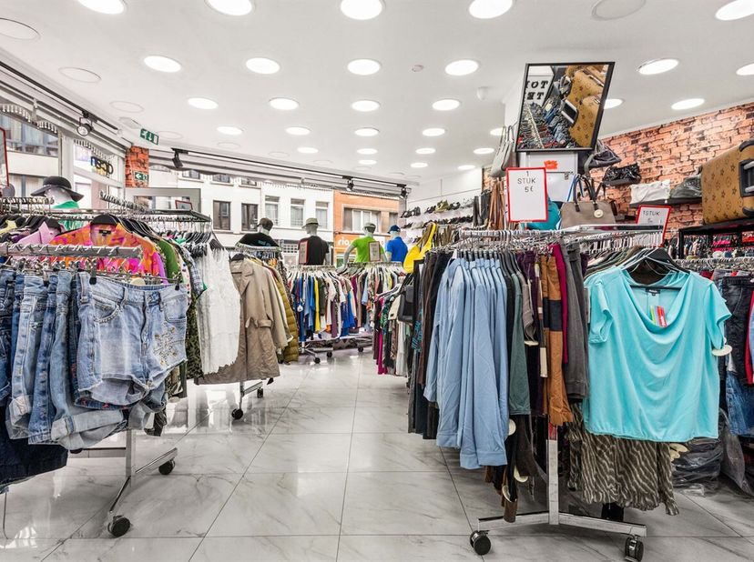 LOCAL COMMERCIAL AU REZ-DE-CHAUSSÉE DANS UN EMPLACEMENT D'ANGLE EXCEPTIONNEL<br />
Au coin de la Kerkstraat et de la Turnhoutsebaan, nous vous proposo