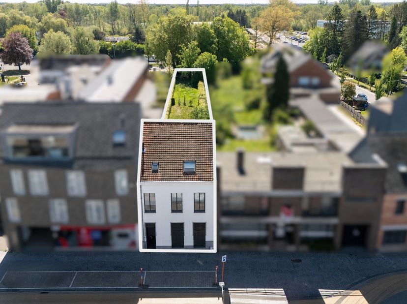 Vlakbij centrum Mol én toch uiterst rustige ligging met diepe natuurtuin die uitgeeft op de Molse Nete. Alle voorzieningen en invalswegen zijn bij de
