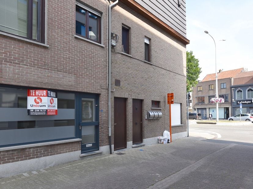 Dit handelspand is ideaal gelegen nabij belangrijke invalswegen en geniet van een vlotte bereikbaarheid. <br />
<br />
Het pand bestaat uit twee afzon