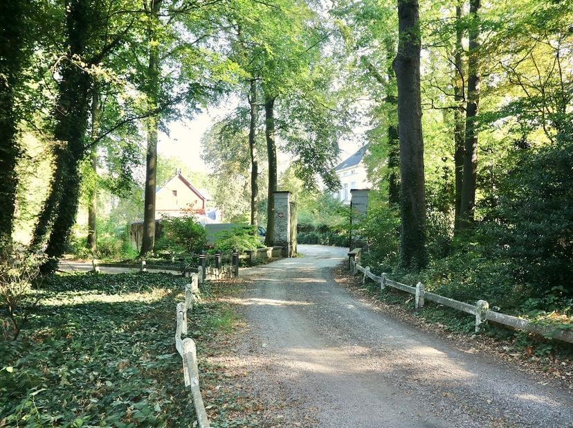 Een bijzondere woonbeleving in het groen, waar karakter, rust en ruimte elkaar ontmoeten.<br />
<br />
In een uitzonderlijke en idyllische omgeving, m