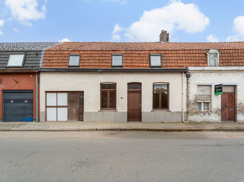 Deze te renoveren woonst is gelegen in de dorpskern van Krombeke - deelgemeente van Poperinge.<br />
De woning kan dienen als renovatieproject of als