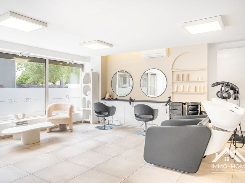 Wonen en werken combineren op één locatie? Deze perfect onderhouden en instapklare eigendom biedt u die unieke mogelijkheid.Op het gelijkvloers bevind