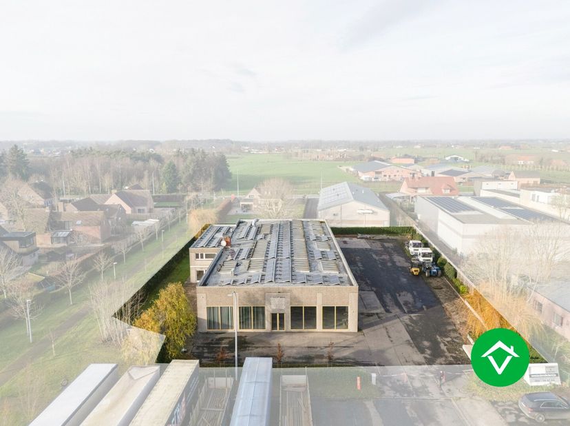 Dit bedrijfsgebouw met woonst is gelegen op een oppervlakte van 3175 m² in de industriezone van Ichtegem en bestaat uit: parking, burelen, woning met