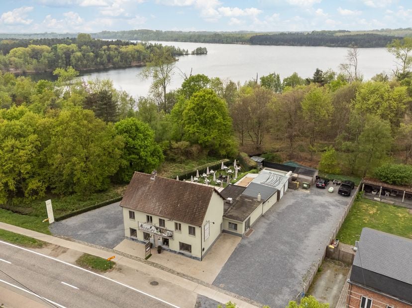 Toplocatie: horecazaak met woning op 1288 m²<br />
Deze goed draaiende horecazaak met ruime woonst bevindt zich op een prachtig perceel van 1288 m², o