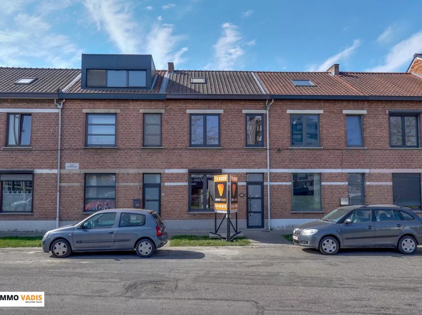 Deze energiezuinige woning met drie slaapkamers en zuidgerichte tuin ligt op een toplocatie, vlakbij het centrum van Hasselt.<br />
De recent volledig