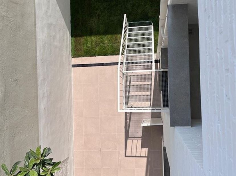Energiezuinig gerenoveerd appartement rustig gelegen vlakbij de voornaamste invalswegen, station, tram, bushaltes, park, supermarkt,.... <br />
Het ap