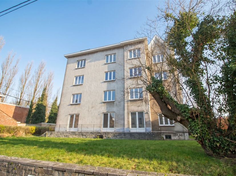 Gerenoveerde studio gelegen op de bovenste verdieping van het condominium (geen lift) bestaande uit hal, ingerichte keuken, slaapkamer en recente badk