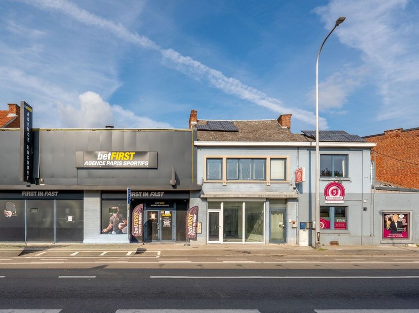 Dit vastgoedcomplex, gelegen aan de Chaussée de Tongres 438-440 in 4000 Rocourt, geniet van een strategische commerciële ligging aan een drukke verkee