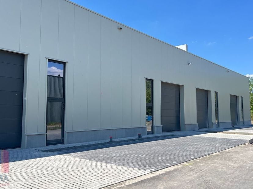 Unité PME durable de 820&amp;nbsp;m², pouvant être agrandie jusqu'à une superficie totale de 2 460 m², à vendre.<br />
<br />
Le site est stratégiquement