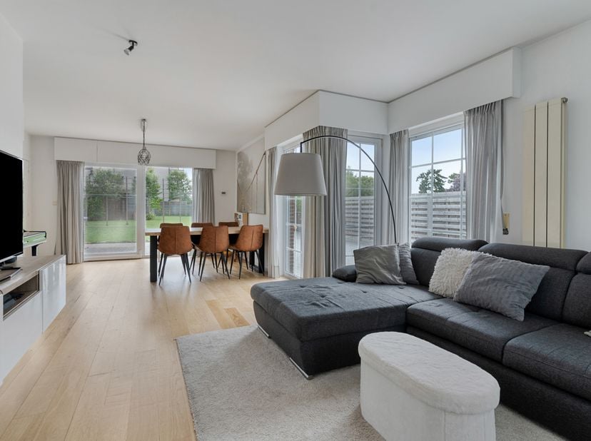 Sommige woningen voelen vanaf het eerste moment vertrouwd aan. Deze ruime gezinswoning in Merksplas is zo'n plek waar het leven zich vanzelf lijkt af
