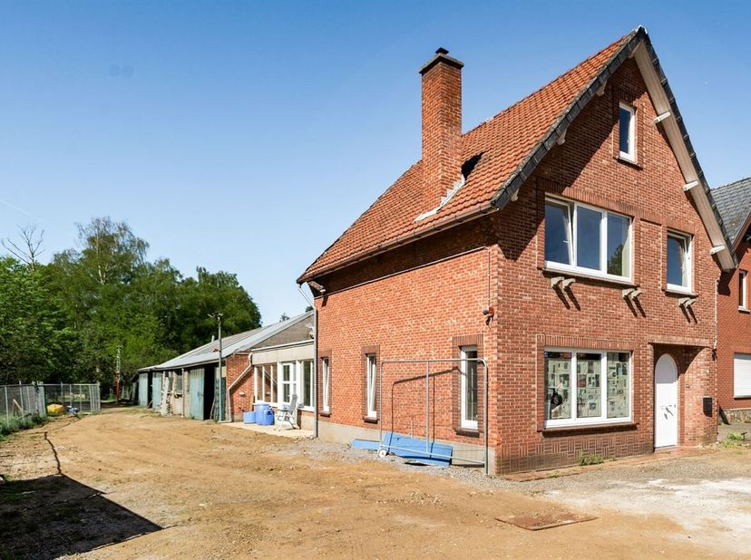 Deze karaktervolle woning uit 1956 is gelegen in het groene en rustige Zelem (Halen) en combineert landelijke charme met een uitstekende bereikbaarhei