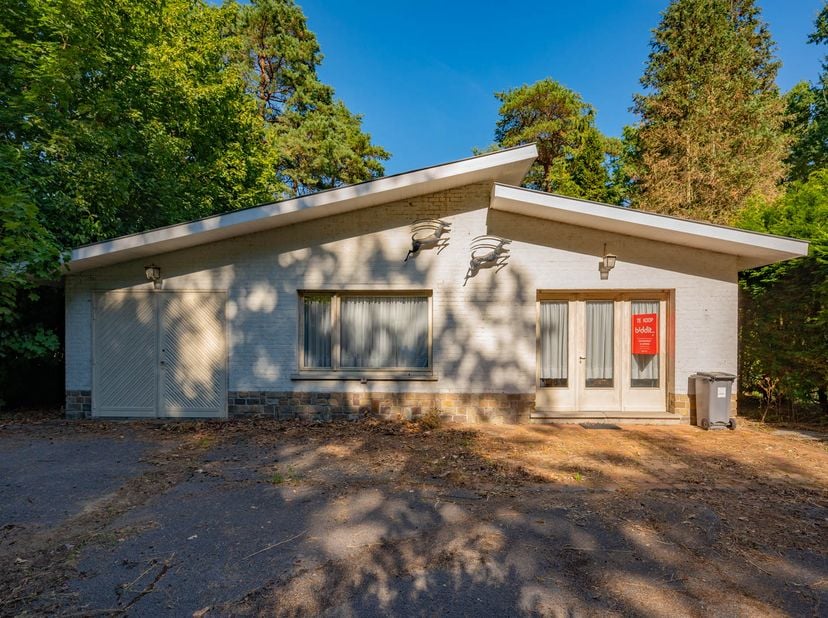 TE RENOVEREN WONING -<br />
<br />
Op een prachtig perceel van ca. 1.200 m².<br />
Gelegen in woonparkgebied en omgeven door groen, bevindt zich deze